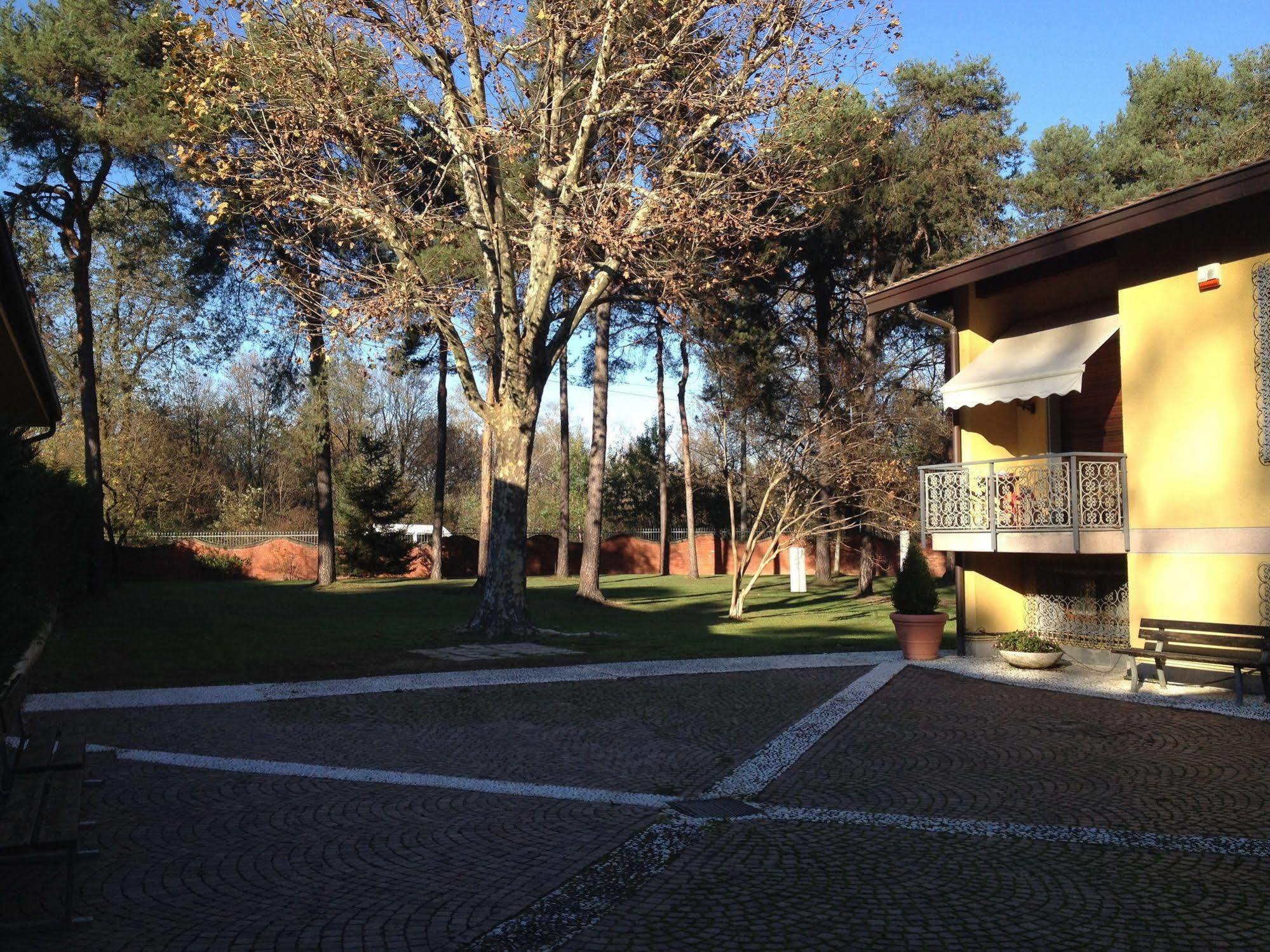Bed&Garden Bed & Breakfast Cesate Bagian luar foto
