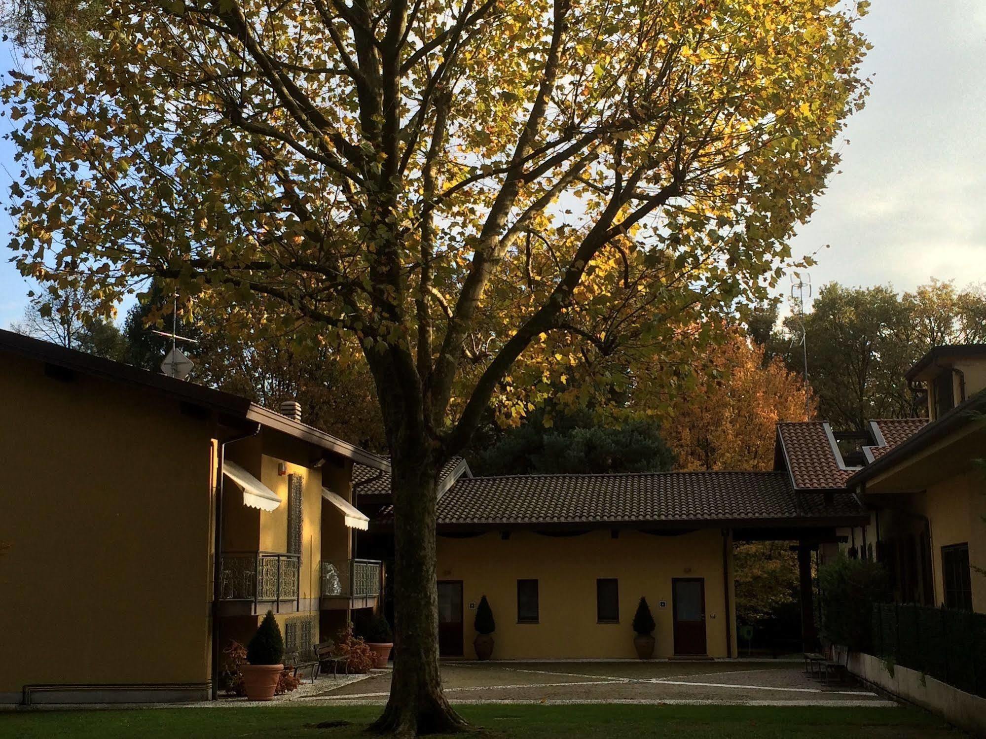 Bed&Garden Bed & Breakfast Cesate Bagian luar foto