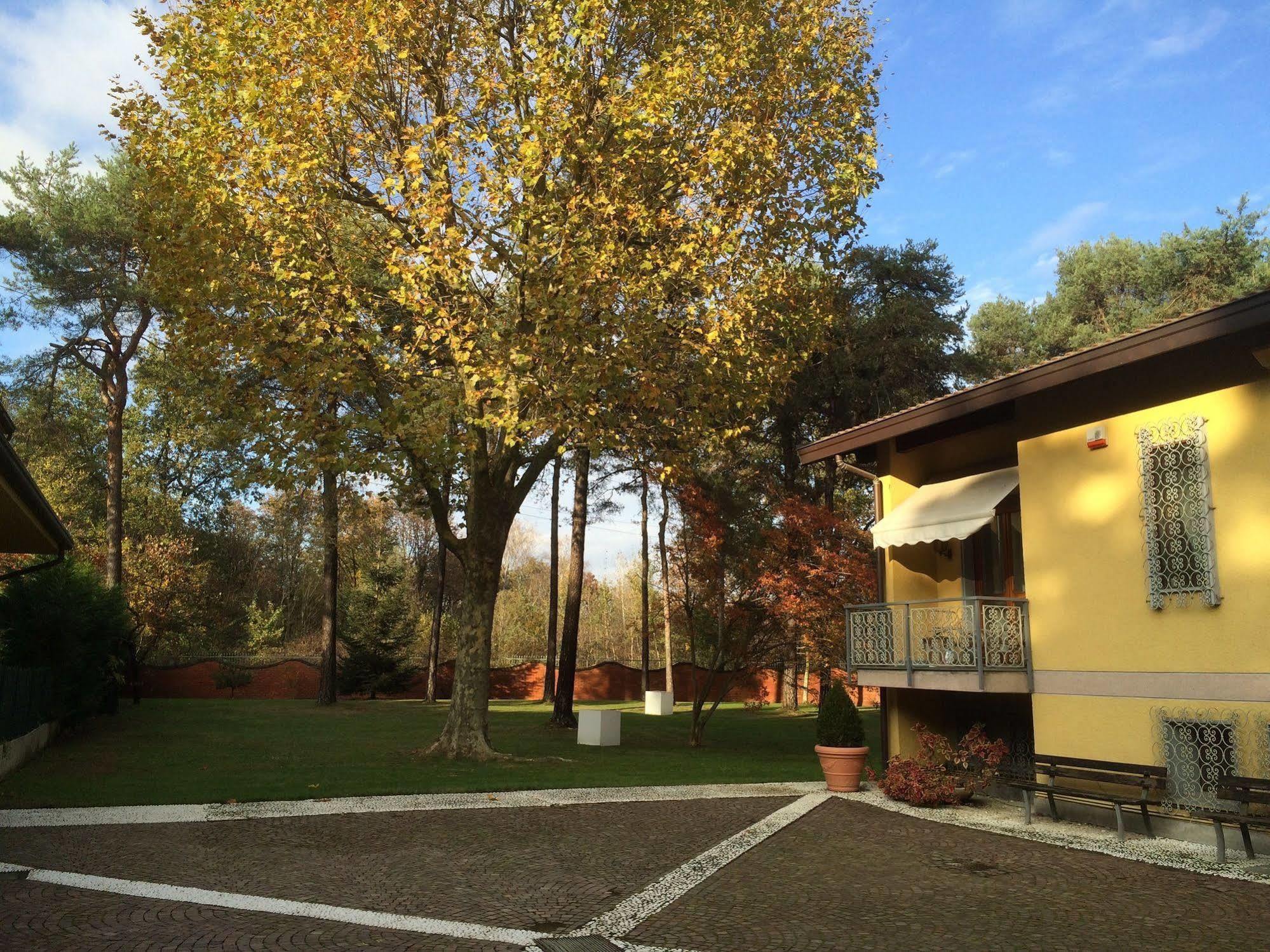 Bed&Garden Bed & Breakfast Cesate Bagian luar foto