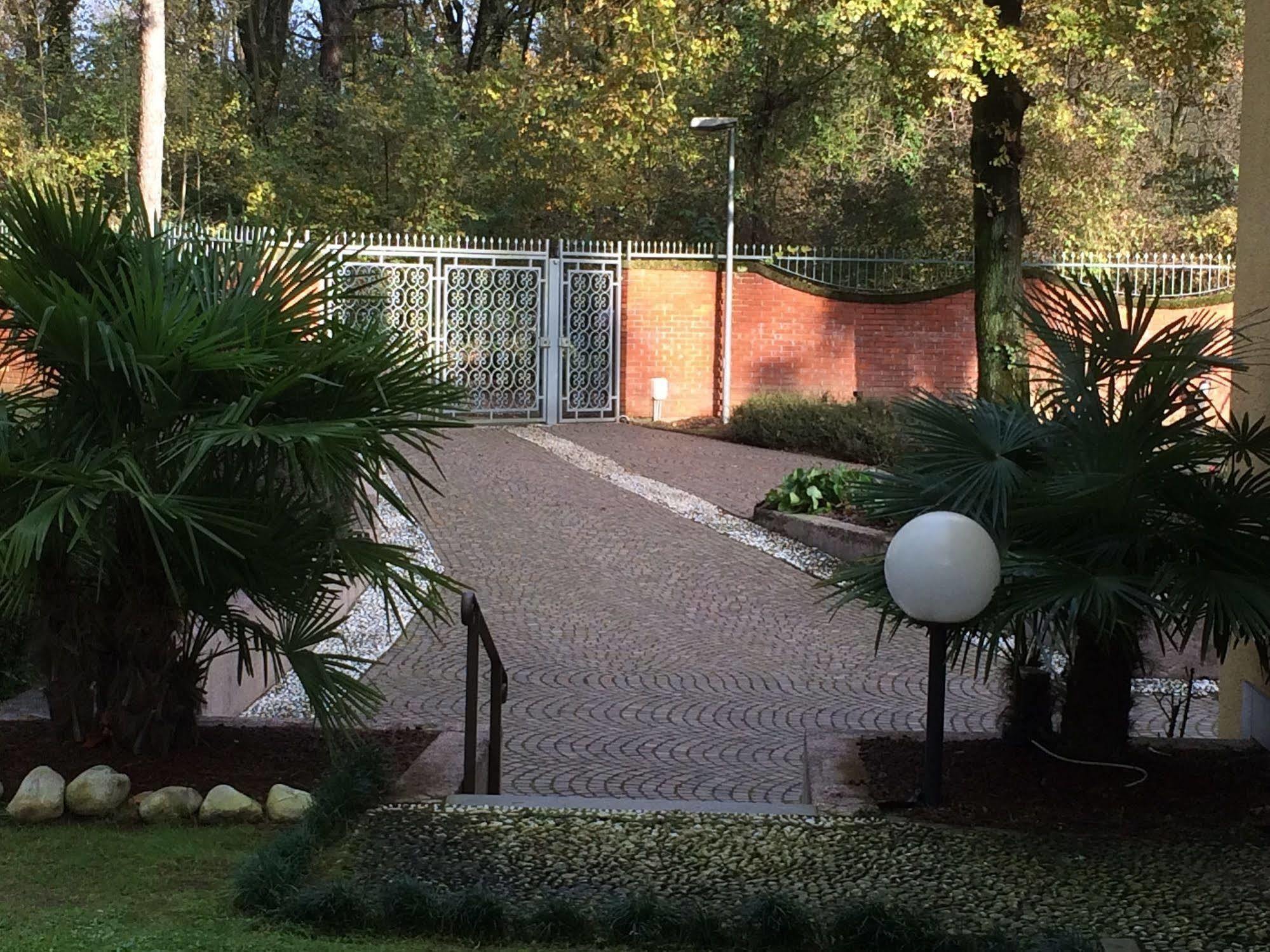 Bed&Garden Bed & Breakfast Cesate Bagian luar foto