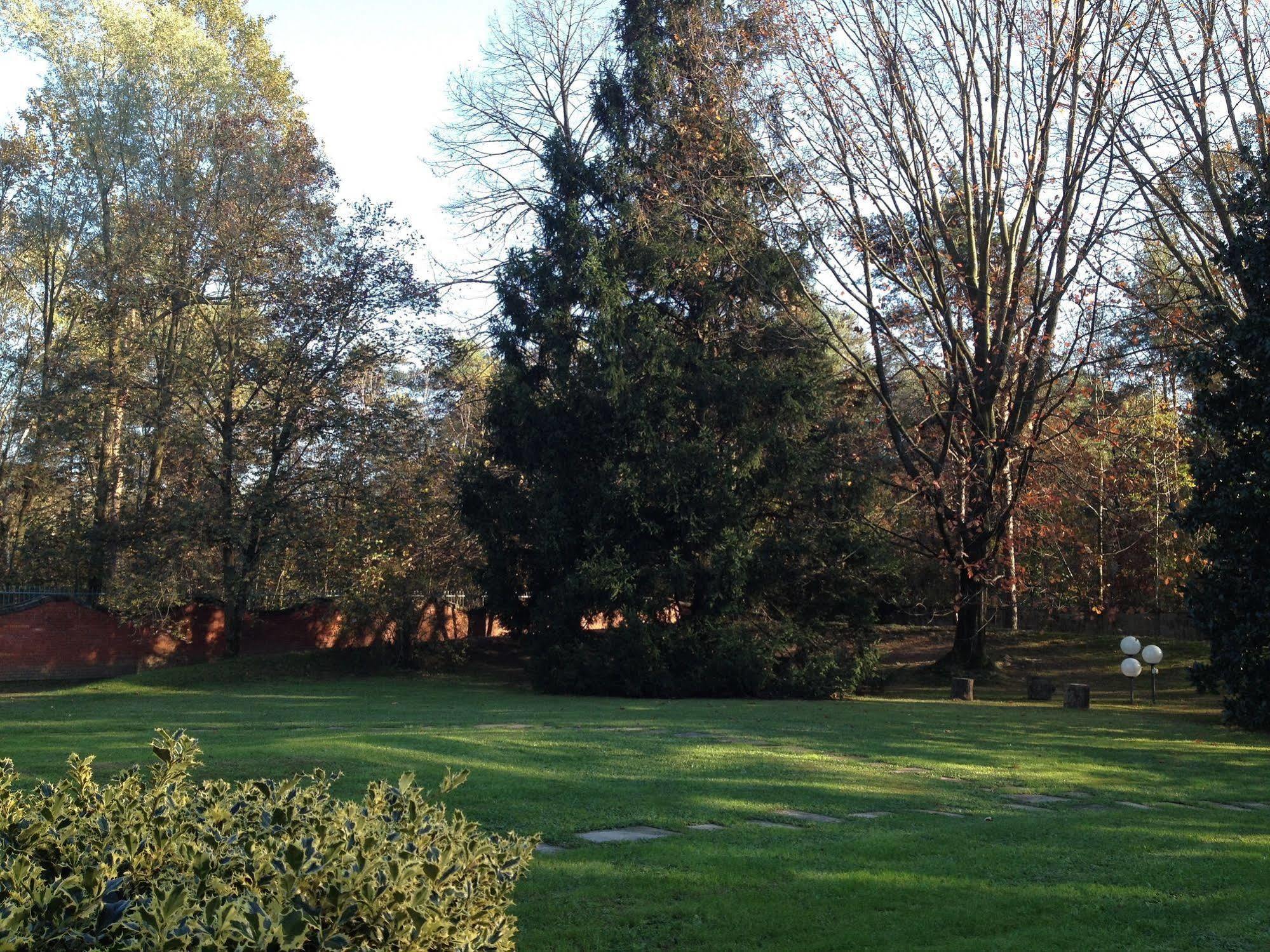 Bed&Garden Bed & Breakfast Cesate Bagian luar foto